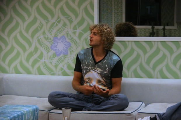 Emiliano, uno de los personajes más polémicos de Gran Hermano, con la remera que le regaló Marley (foto: Telefé).