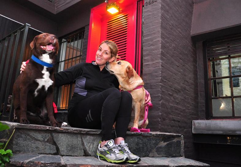 Dolores Madero junto a sus labradores Mambo y Samba,