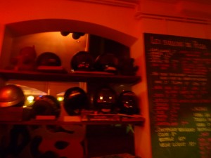 Espacio especial para los cascos, en un bar