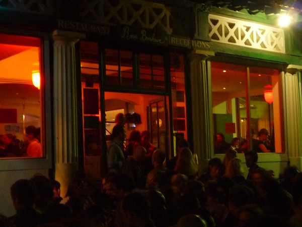 Paris de noche, en Rosa Bonheur (Parque Buttes Chaumont) 