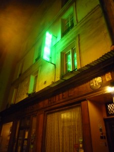 Fachada de un hotel en el Marais, iluminada de noche