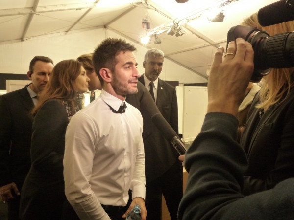 Marc Jacobs luego del show, dando entrevistas