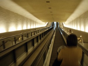 Una de las escaleras del CDG. La foto es de Daquella Manera.