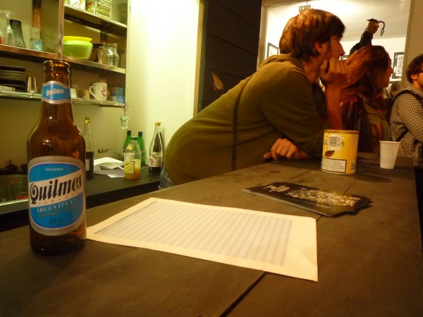 Una Quilmes en un bar francés