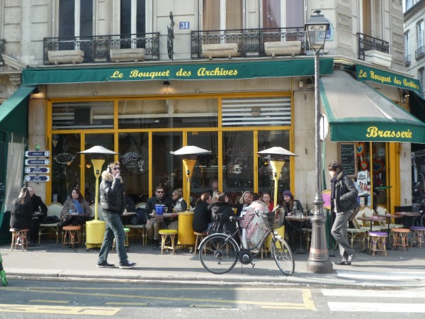 Una brasserie en la rue des Archives (Le Marais), al mediodía