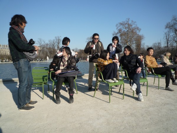 Y momento de descanso, cuando ya empezó el desfile adentro, para unos fotógrafos japoneses